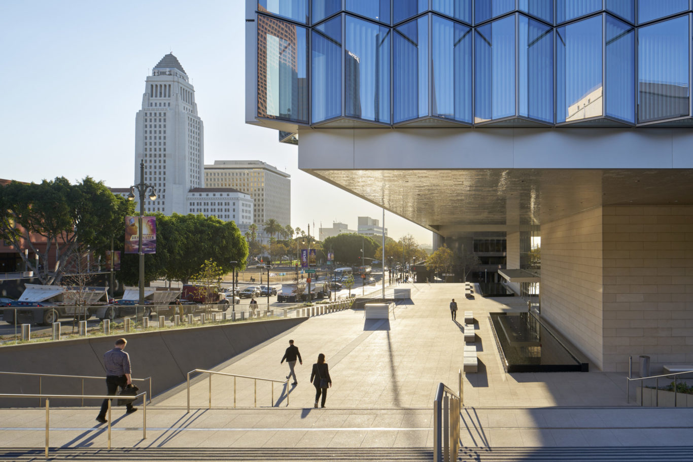 Slide 2 of 14, LA Courthouse